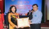 Ông Phạm Mạnh Cường, Giám đốc Sở Y tế  tặng bằng khen của Chủ tịch UBND tỉnh cho bà Nguyễn Thị Ly chủ tịch Hội điều dưỡng