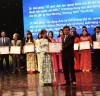 Ông Nguyễn Văn Thông, Chủ tịch Liên hiệp các Hội KH&KT tỉnh trao giải Khuyến khích cho các tác giả đoạt giải Hội thi sáng tạo kỹ thuật tỉnh Hải Dương lần thứ 11 (2018 2019)