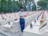 Dâng hương tại Nghĩa trang Quốc gia Vị Xuyên