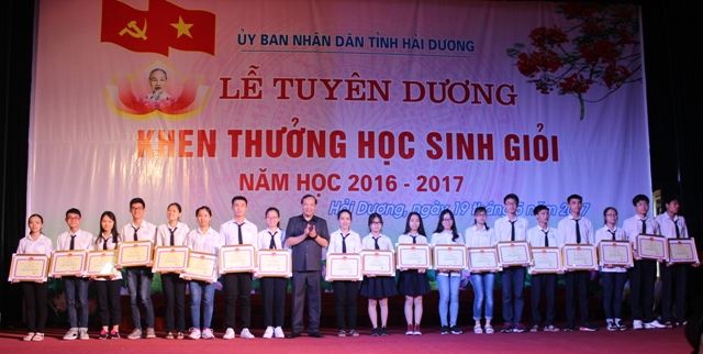 Đồng chí Nguyễn Mạnh Hiển, Ủy viên TW Đảng, Bí thư Tỉnh ủy, Chủ tịch HĐND tỉnh trao Bằng khen cho các em học sinh đạt giải Nhì tại kỳ thi học giỏi quốc gia lớp 12