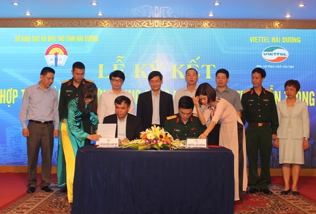 Lãnh đạo Sở GD&ĐT cùng lãnh đạo Viettel Hải Dương ký thỏa thuận hợp tác về ứng dụng công nghệ thông tin và viễn thông
