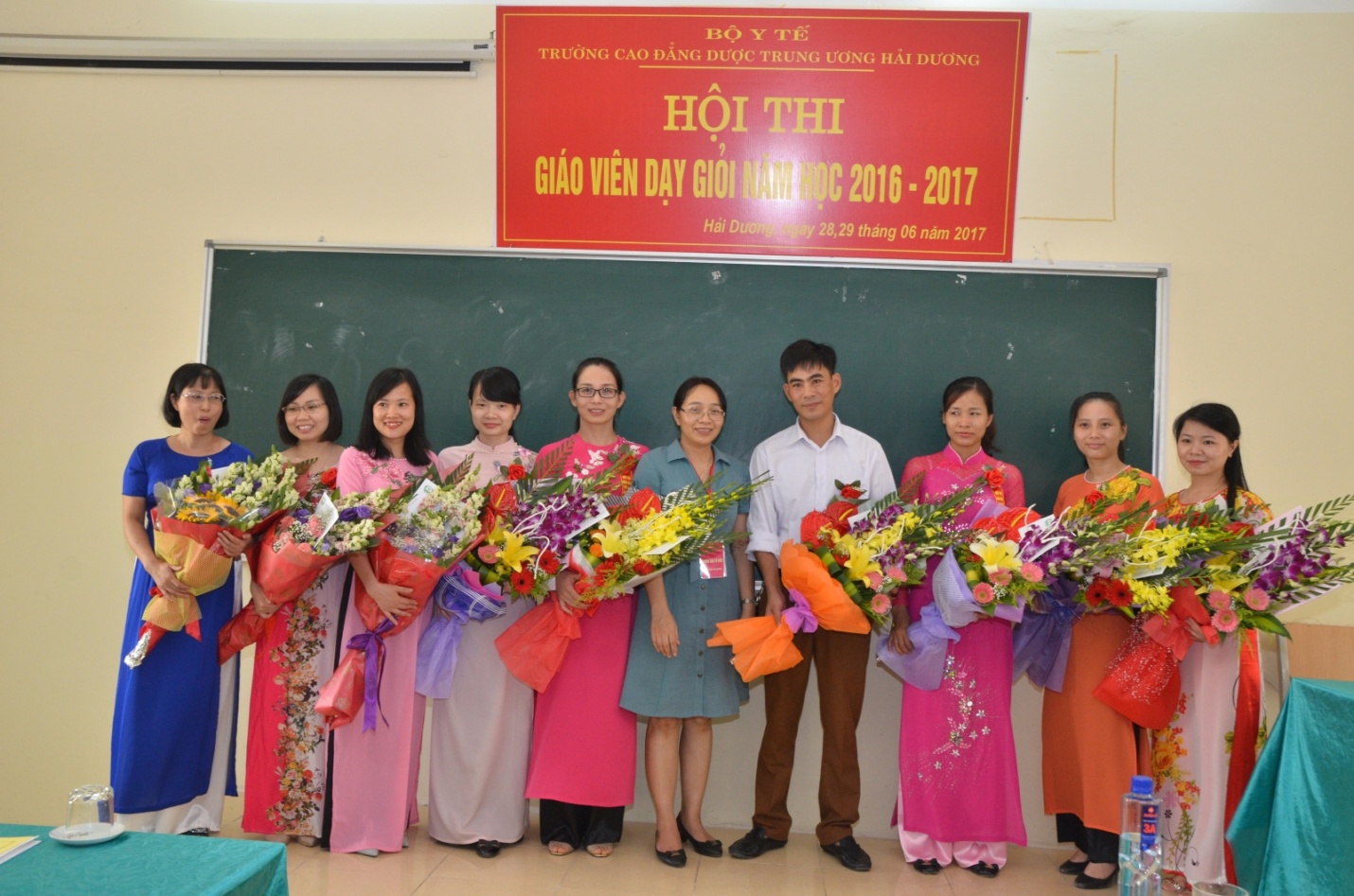 TS Nguyễn Thị Hường Hiệu trưởng nhà trường tặng hoa chúc mừng các thầy cô giáo tham gia Hội thi