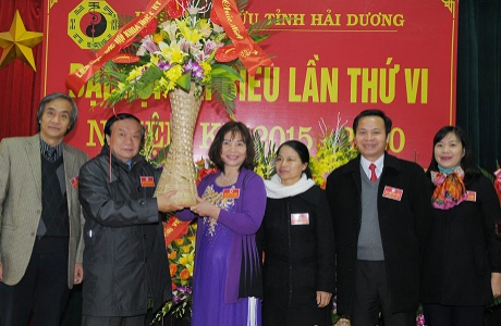 Lãnh đạo Liên hiệp Hội tỉnh Hải Dương tặng hoa chúc mừng Đại hội.