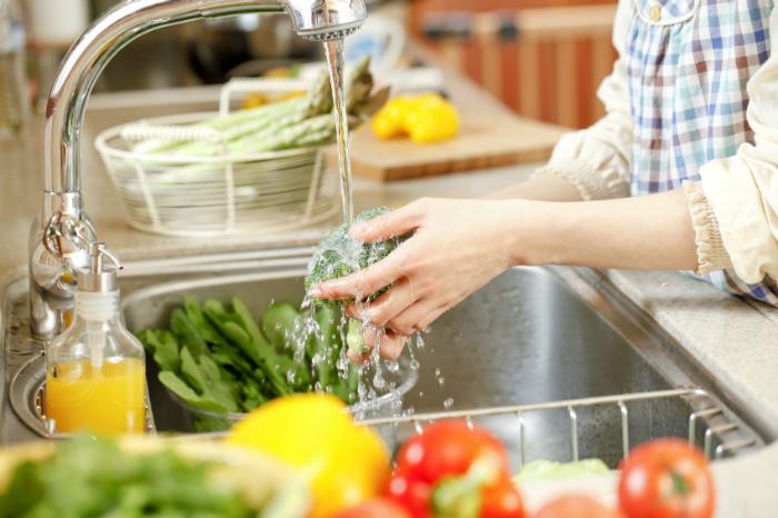 Rửa rau, củ quả dưới vòi nước hiệu quả hơn dùng các chất tẩy rửa chuyên dụng.