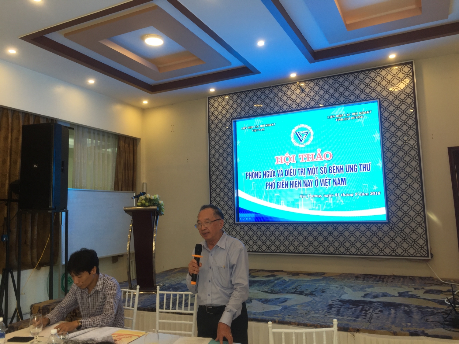 PGS TS Hoàng Văn Sơn tham luận tại Hội thảo
