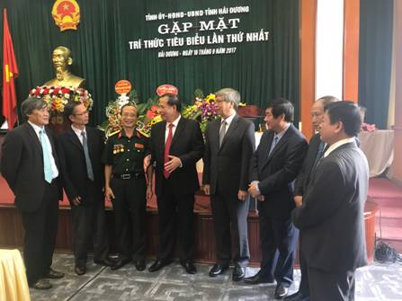 Đồng chí Nguyễn Mạnh Hiển găp mặt trí thức Hải Dương năm 2017.