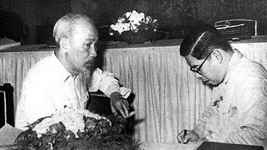Chủ tịch Hồ Chí Minh làm việc với GS Trần Đại Nghĩa.
