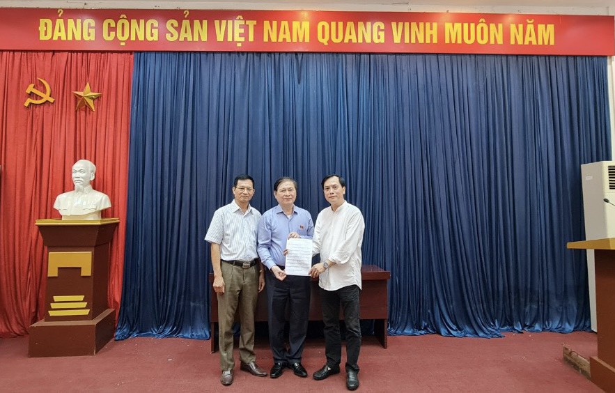 Chủ tịch LHHVN Phan Xuân Dũng chụp ảnh cùng nhạc sỹ, NSUT Doãn Nguyên và nhà thơ Lê Cảnh Nhạc
