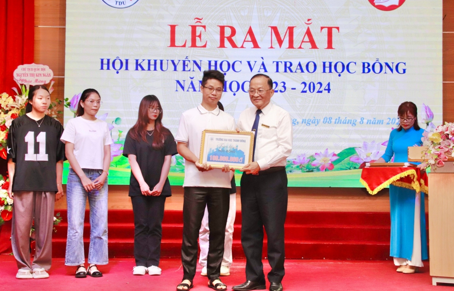 trao học bổng